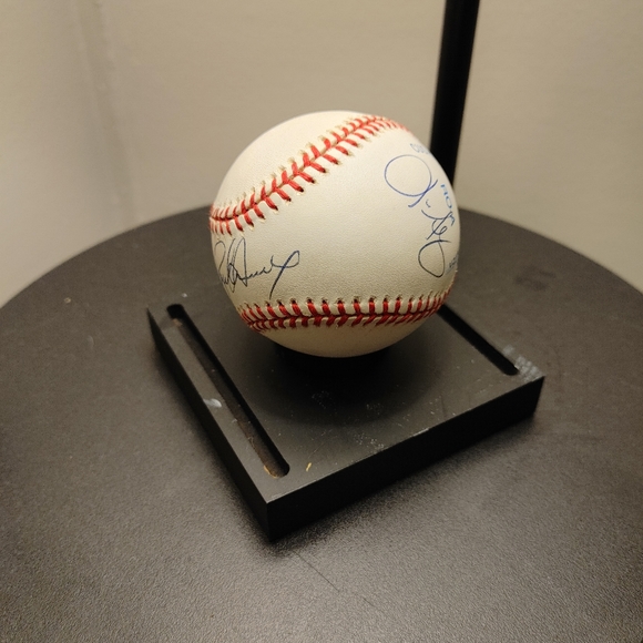 Ivan Rodriguez signed ball - Picture 3 of 3